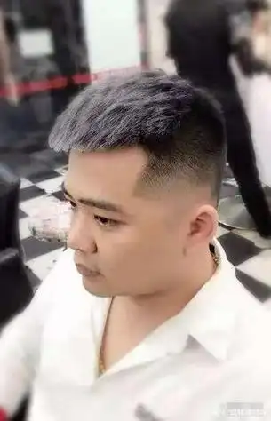 男士发型设计时尚适合大头大圆脸的男生发型两边剪薄头顶留长精干又显