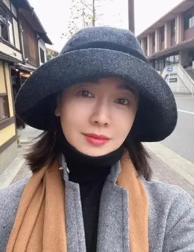 原创左小青化了妆才有气质素颜脸肿皮肤也黑也躲不过年老色衰