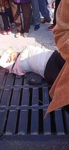 南部突发车祸,一女子被撞倒地