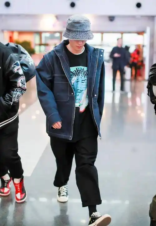 走机场也太随意,张一山又穿上次酷味夹克出街,哥哥衣柜该上新了_显得