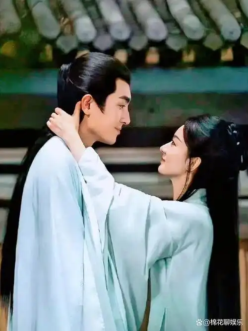 近日,一张关于林更新和赵丽颖的照片在网上引起大家的热议,二人一黑一