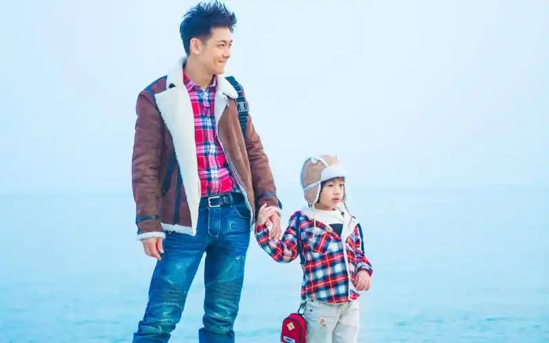 林志颖与kimi温馨亲情合影桌面高清壁纸-港台明星-手机壁纸下载-美桌