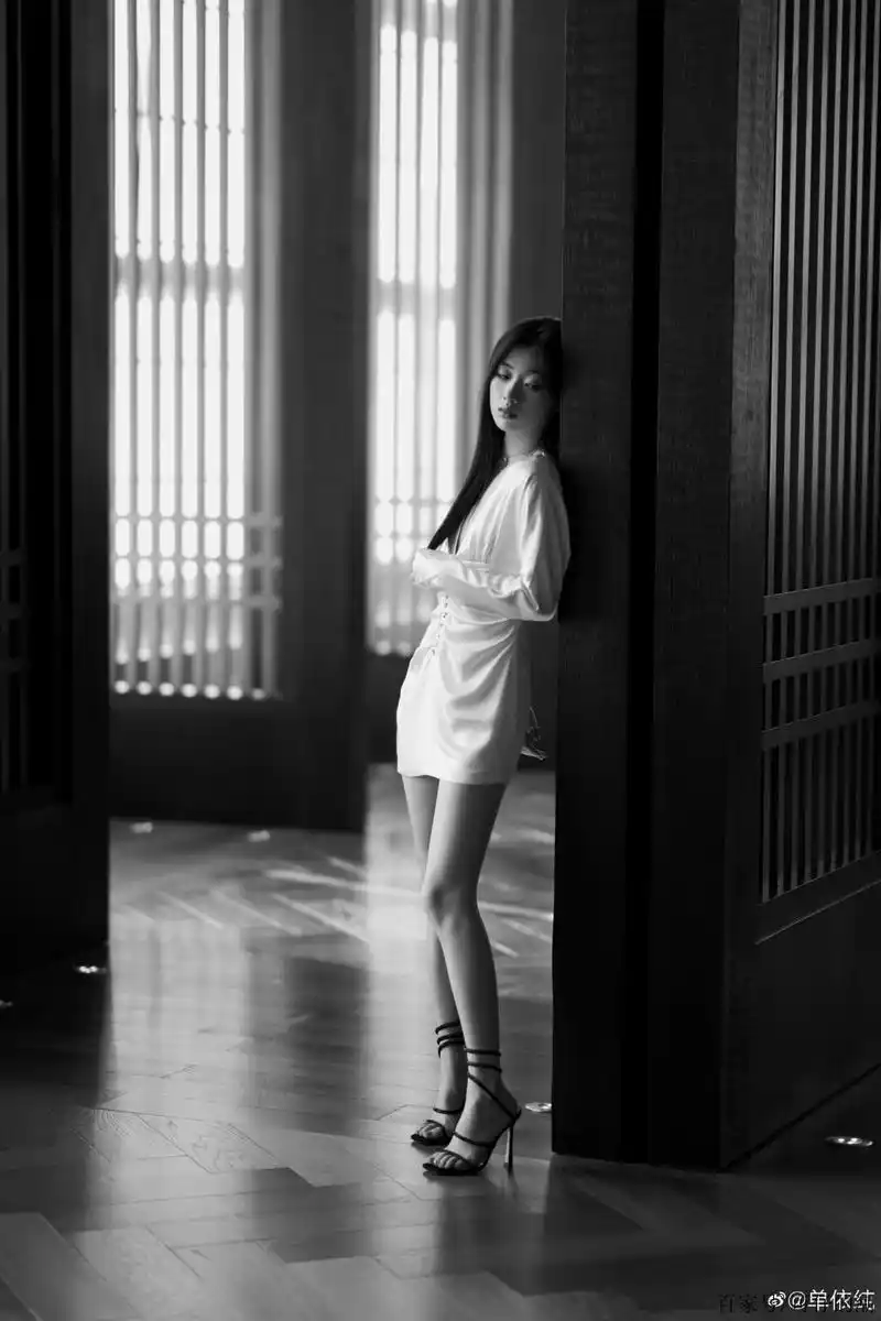组图-单依纯最新写真 一袭紧身白裙衬托曼妙身材,不一样的单依纯