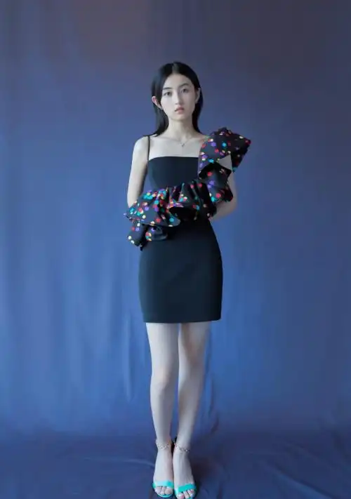 张子枫看起来肉肉的感觉,其实身材不错,瘦而不柴,有一种少女特有的