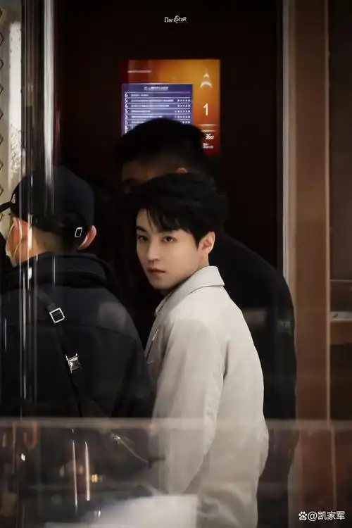 三七偏分的发型,略微厚重的眉毛,还有愈加宽厚的肩膀,都带来成熟男人