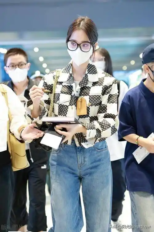 欧阳娜娜现身上海机场,印花外套酷飒十足_出发
