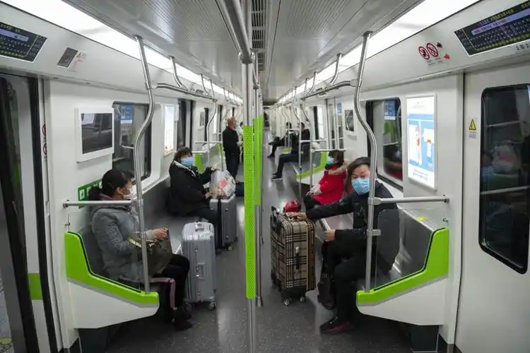3月28日,在武汉地铁4号线上,乘客分散座位乘车.