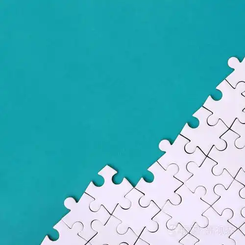 照片 在蓝色塑料表面的背景下折叠的白色拼图拼图碎片.