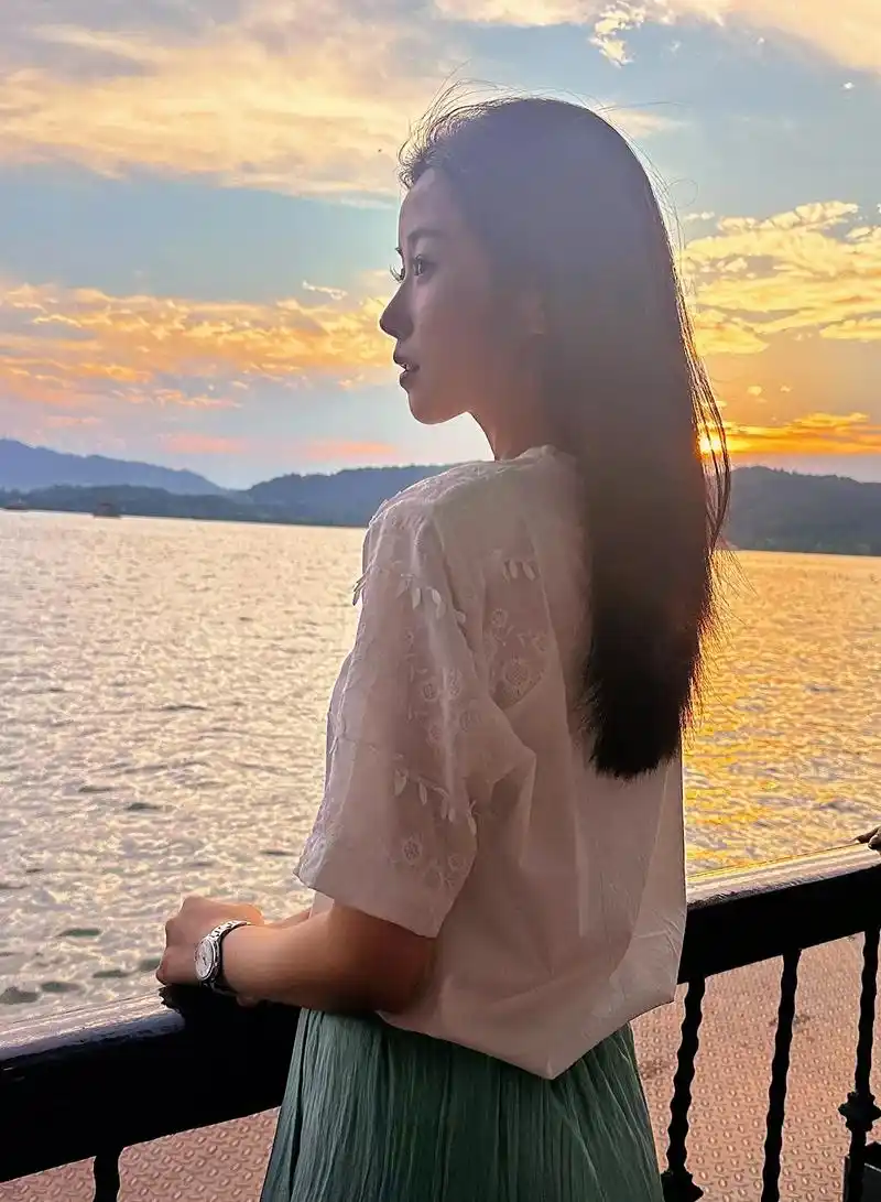 当你拍月亮或者日落的时候,你会发现拍出来的照片并没有真实看到的