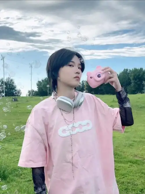 陆柯燃粉色鱼鳞片上衣##陆柯燃路演生图状态