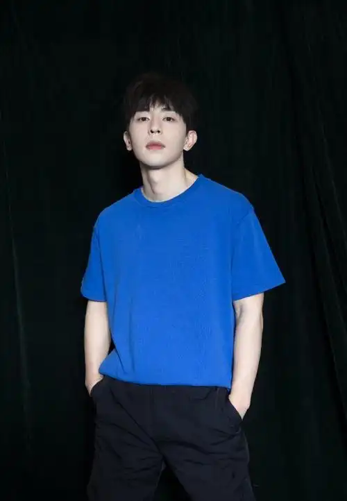 原创邓伦颜值高就是"任性",白色衬衫搭配黑色休闲裤,儒雅又气质