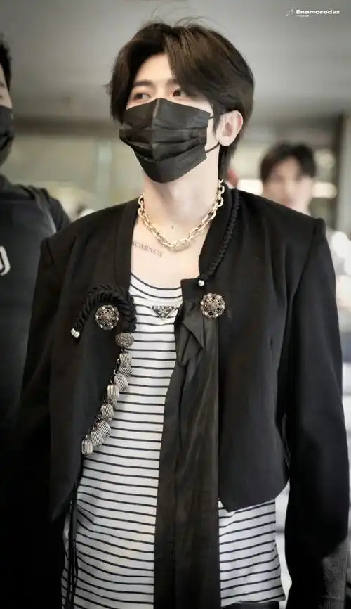 蔡徐坤的锁骨纹身贴##蔡徐坤金色项链