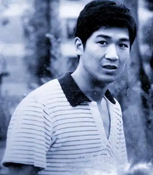 张国立个人资料简介(张国立:靠前妻翻身,二婚娶邓婕不再生育,艺德被