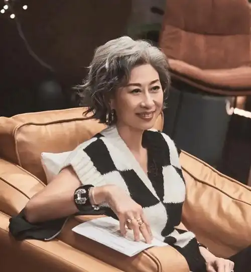 叶倩文穿西装干练知性,60岁身材还这么苗条,林子祥成佝偻老头!