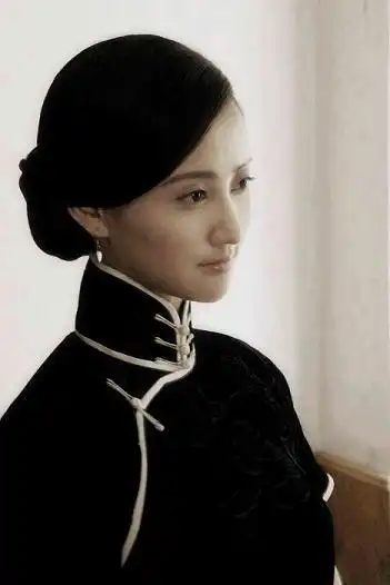 张歆艺新剧照曝光韵味十足全程旗袍出演图