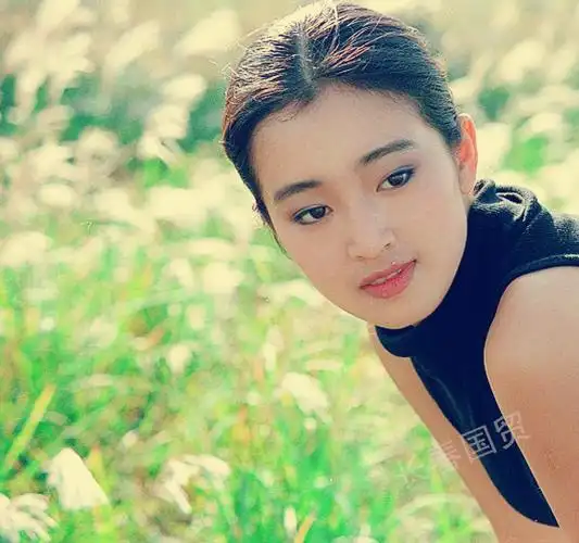 巩俐罕见的早年青涩旧照曝光,清纯甜美衣着时尚