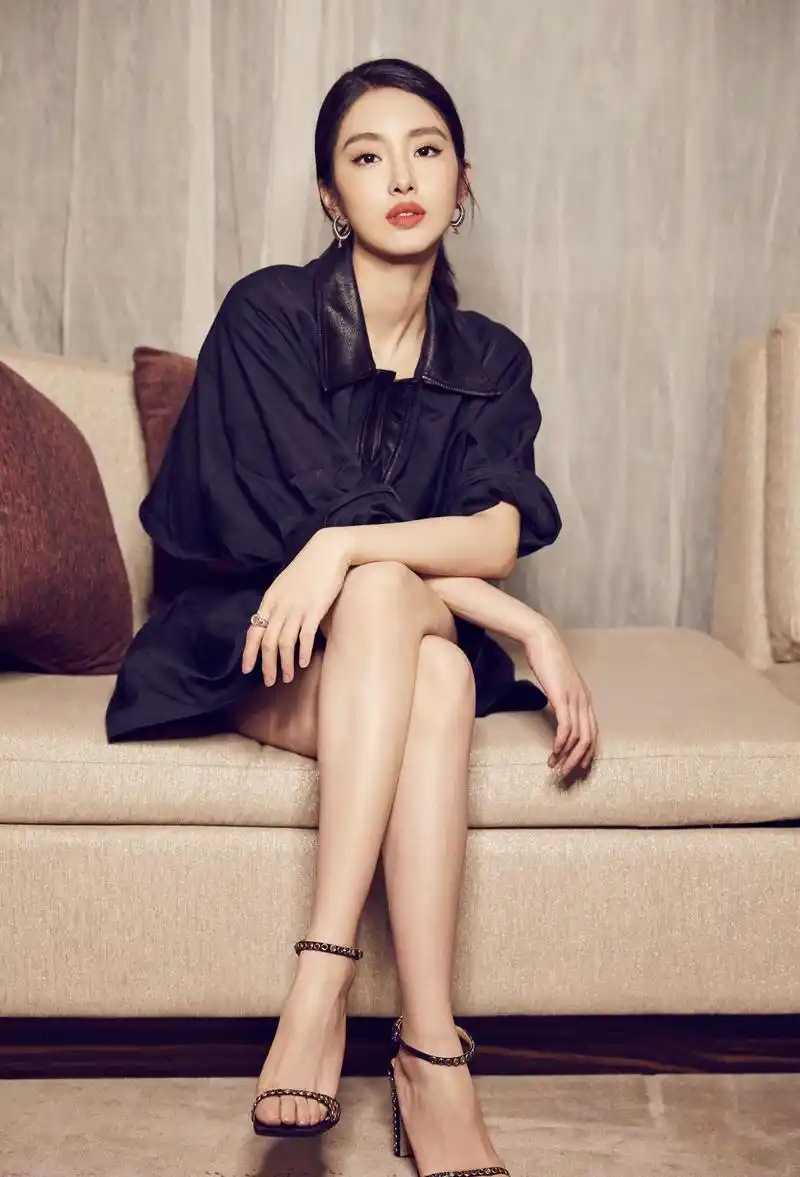 原创杨采钰真不愧是气质女神穿衬衫配短裙精致时髦意外穿出高级感