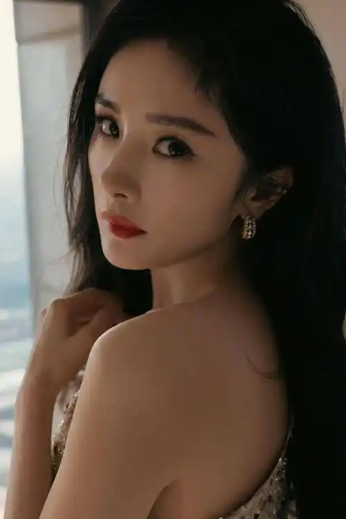 女明星杨幂写真集:优雅时尚,艳丽动人