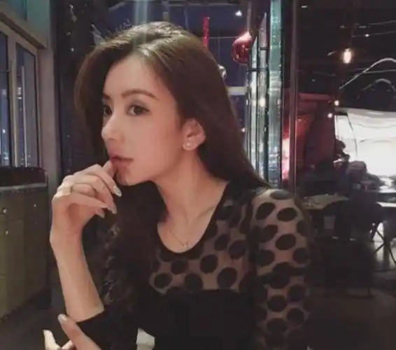 被夸"富贵相"的方媛算不算大美人,看她和梁洛施的合照就知道了_审美