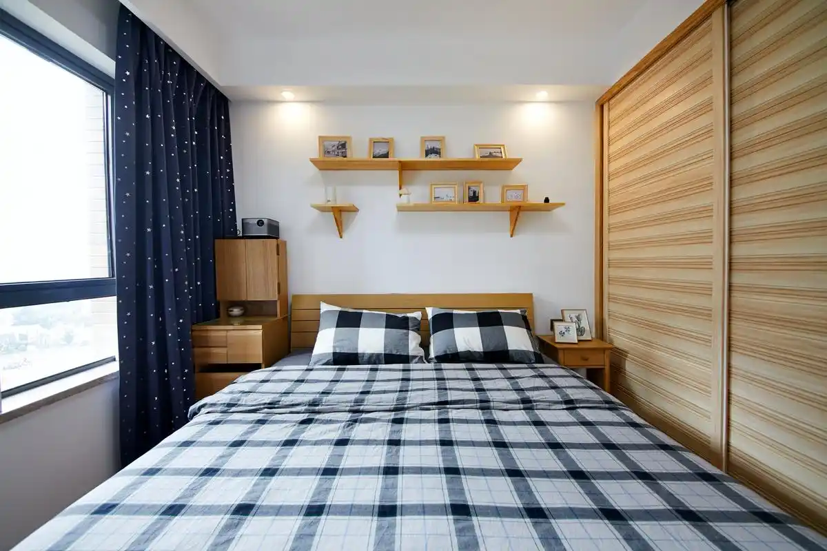 日式套房,自然离不开榻榻米的设计,这个榻榻米房间作为办公休闲的区域