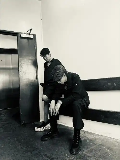 秦霄贤孟鹤堂合影#秦霄贤晒与孟鹤堂合照,太帅气了吧～黑白滤镜好酷