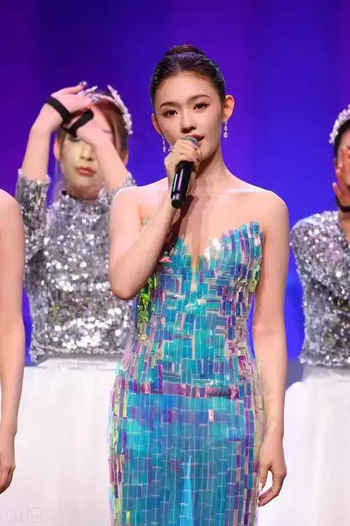 林允这身材,这才是尤物啊!