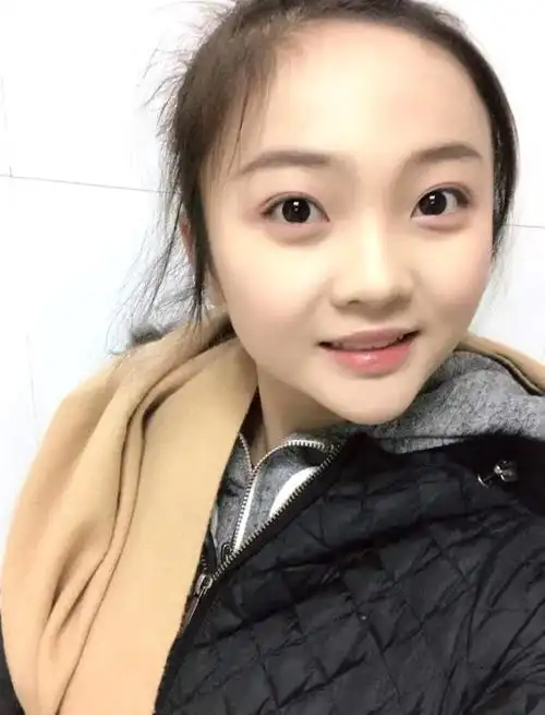 林妙可,一位童星出身的年轻女孩,最近发布了许多新近照片.