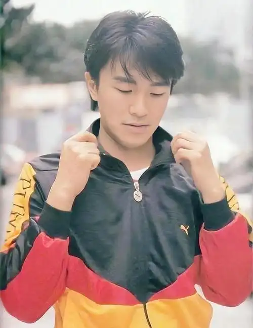 喜剧影星周星驰年轻时照片也太帅了,他演的电影占据了我们整个青春,每