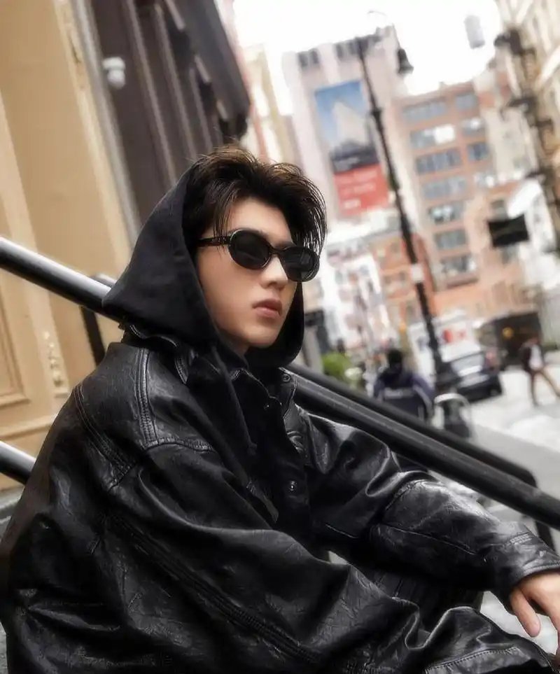 蔡徐坤更新自拍戴比耶墨镜皮夹克可爱帅气~文艺范儿  结束