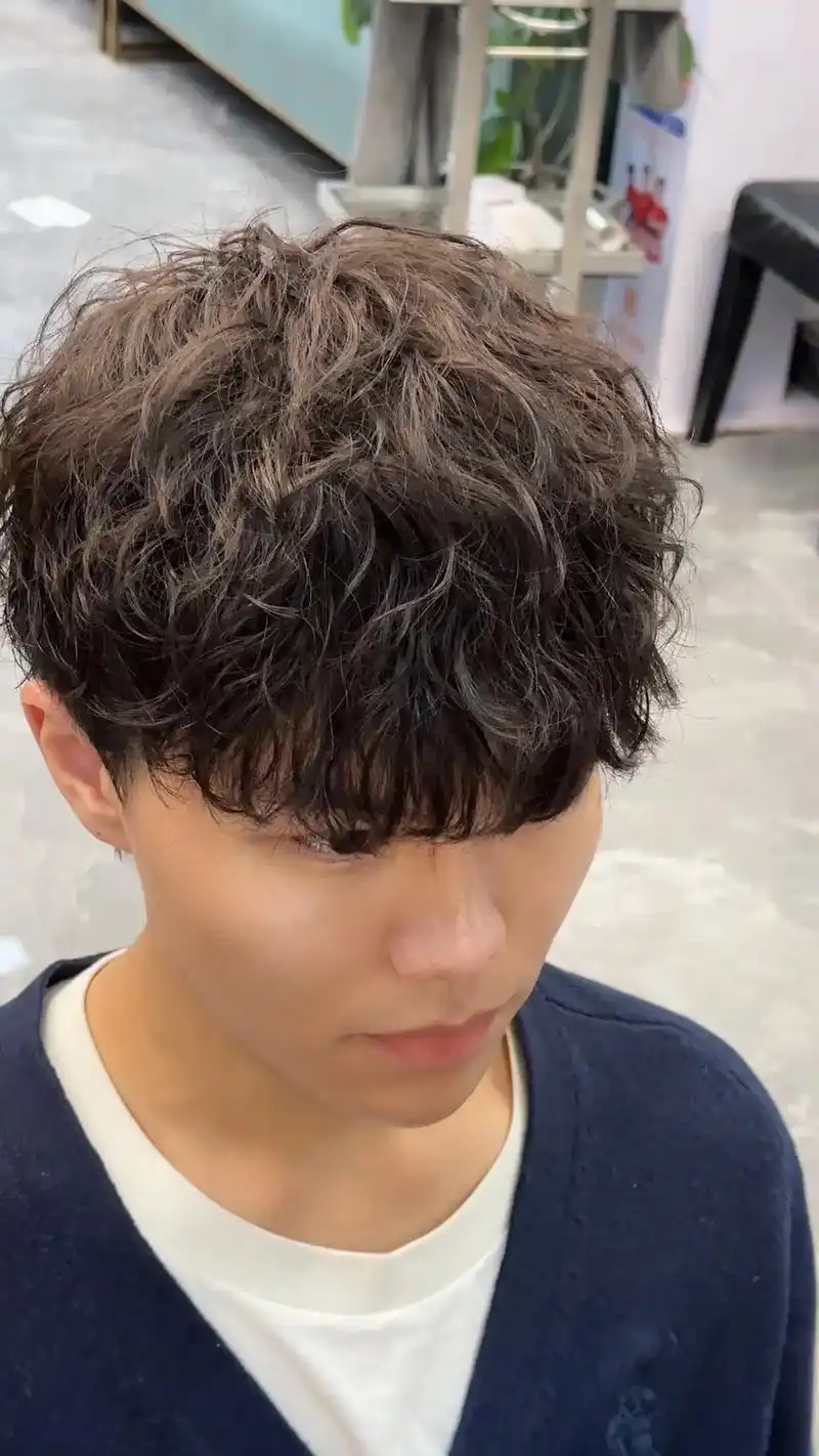 放大版的莱斯利卷更适合新手们.#男生烫发发型推荐 不会炸毛版 - 抖音