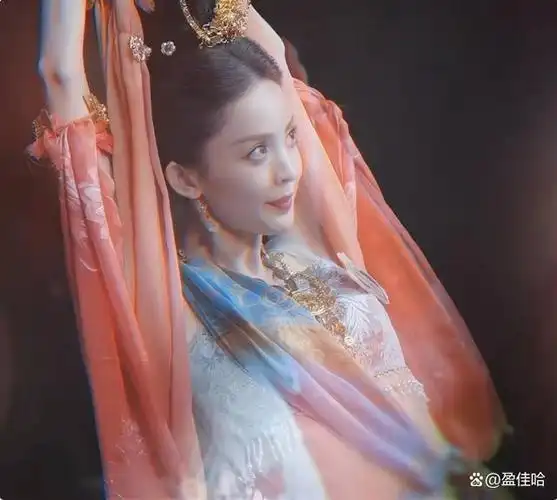 赵露思敦煌舞vs古力娜扎敦煌舞,有人像妖精作法,有人像天仙下凡