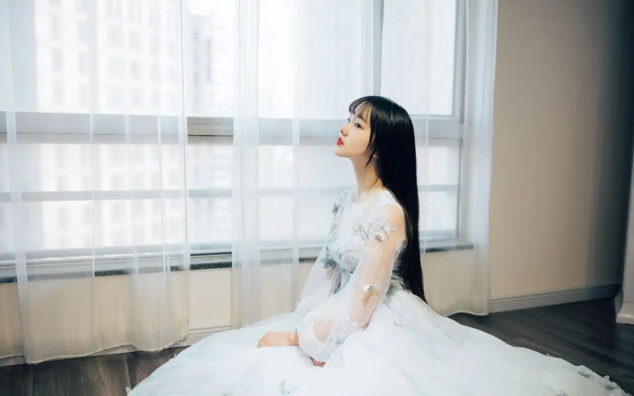 仙气十足的长发美女写真桌面壁纸,长发飘飘的气质美女,一身薄纱裙