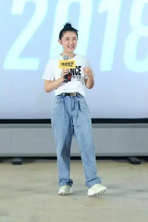 张子枫m码裤子提到腰,网友:腿再长一点就好了!