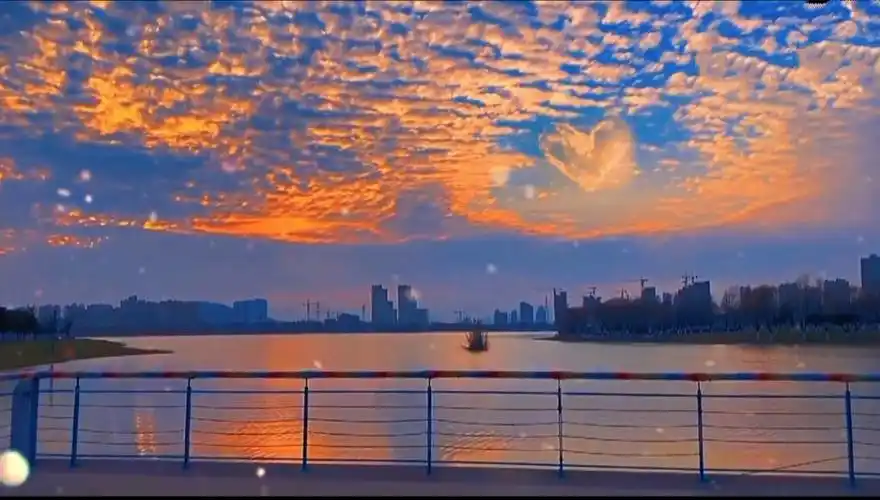 唯美的爱心云美美的晚霞图