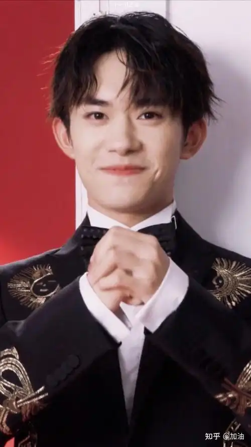 求易烊千玺笑得很开心的图片