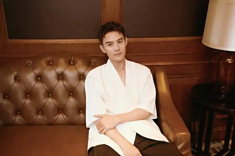 王凯生日掀起网友回忆杀帅气与魅力依旧