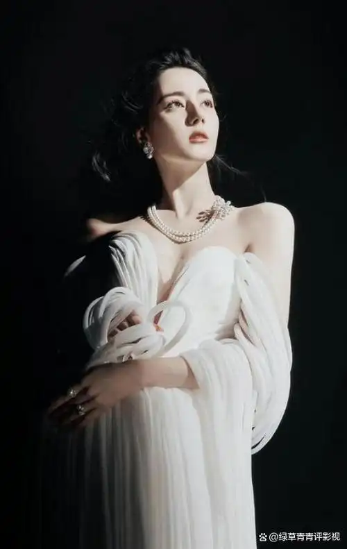 事实证明,31岁的"定毯神针"迪丽热巴,终于"上道"了