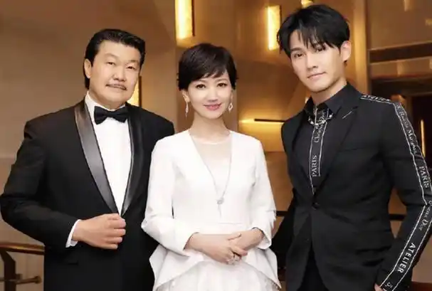 而赵雅芝的第二任丈夫对她更好,对待赵雅芝关心体贴,也对赵雅芝的两个