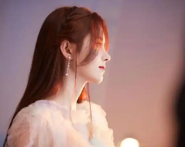 想着法子改变发型和妆容,最终也是如愿所偿,创建了属于鞠婧祎身份