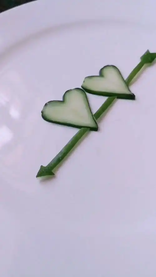 教你如何用黄瓜雕刻真好看的摆盘!一箭穿心?#手艺人