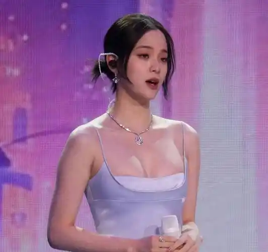 23岁欧阳娜娜近照,蓝色长裙一览无余好身材,"二次发育"很惊艳_连衣裙