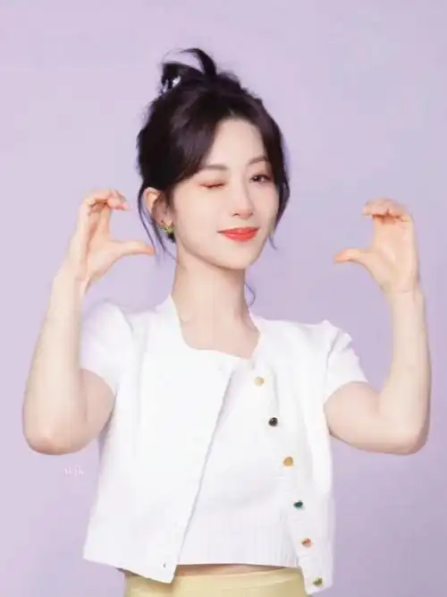 杨紫时尚芭莎封面预告