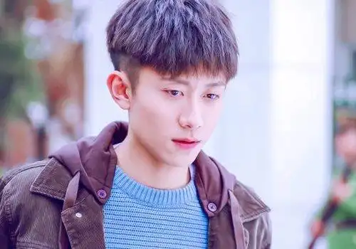 上齐刘海短发发型《春风十里不如你》中张一山大学期间梳的都是锅盖头