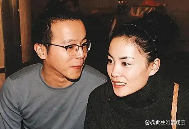 55岁窦唯罕露面发福头发秃顶变化大到无人识在灵隐寺瞎溜达