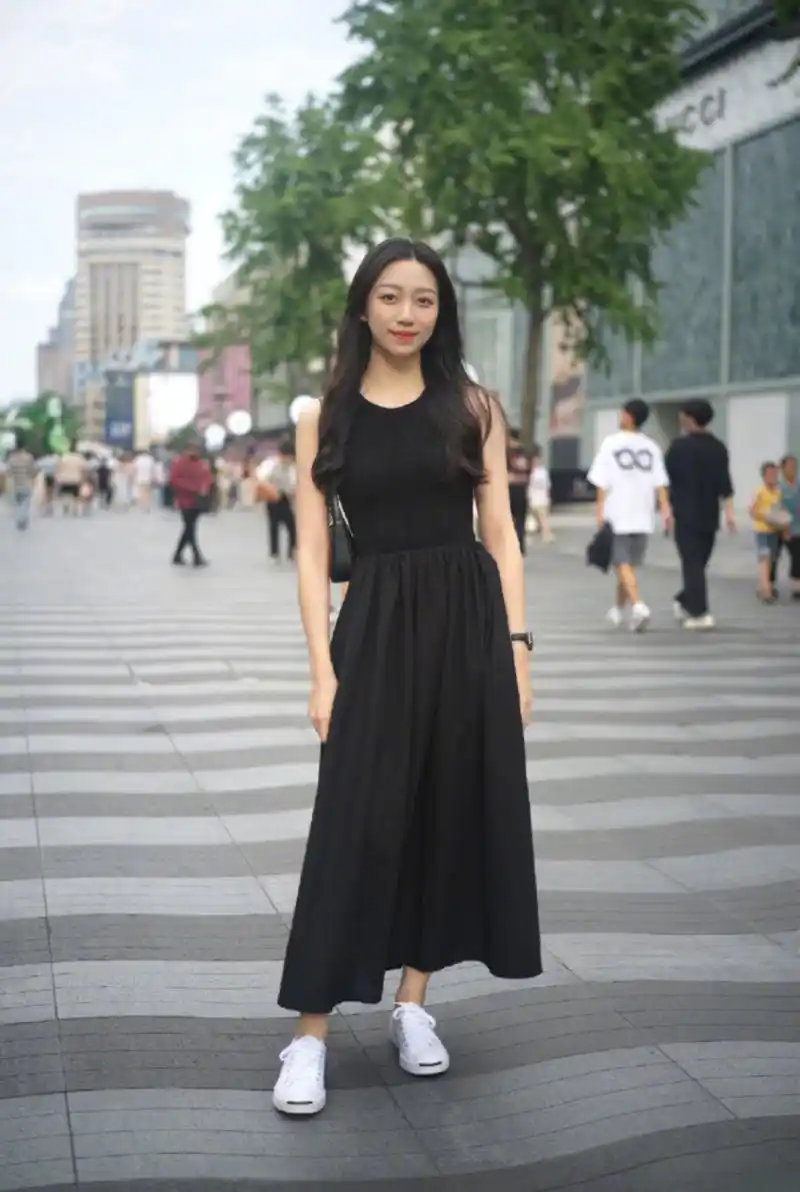黑裙白鞋的舒服美[色] 676767#日常穿搭