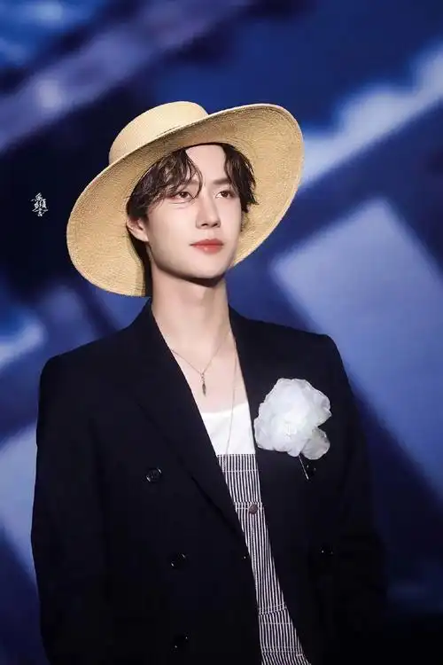 王一博这套草帽背带裤造型一出真的被小王子狠狠的惊艳到了