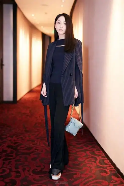 姚笛一身西装look帅气很高冷