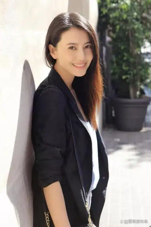 近日,高圆圆在机场现身,被媒体拍到了一组随拍照片.