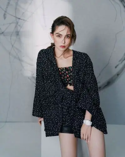 昆凌穿短上衣搭西装秀曲线 扎发造型超冷艳