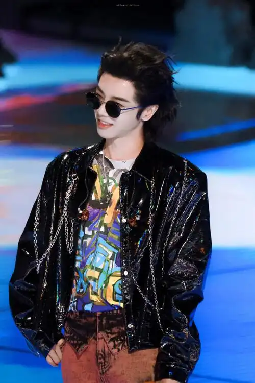 华晨宇和平精英品牌代言人##华晨宇pel夏决空投秀